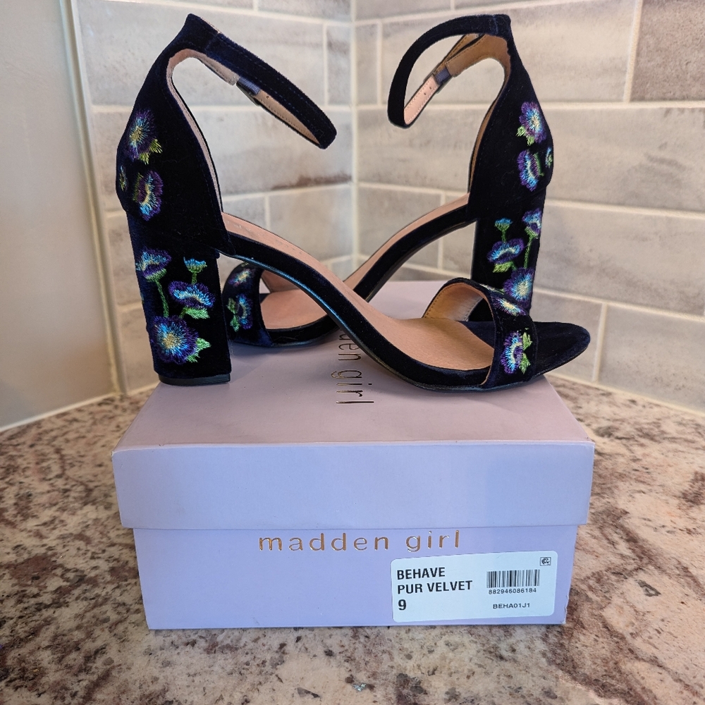 Madden Girl Behave ankle strap sandals, purple velvet, Sz 9 EUC
